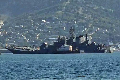 Uszkodzony w wyniku ataku ukraińskiego bezzałogowca bojowego okręt desantowy Oleniegorskij Gorniak utrzymuje się na wodzie, ale jest silnie przechylony / Zdjęcie: via Telegram