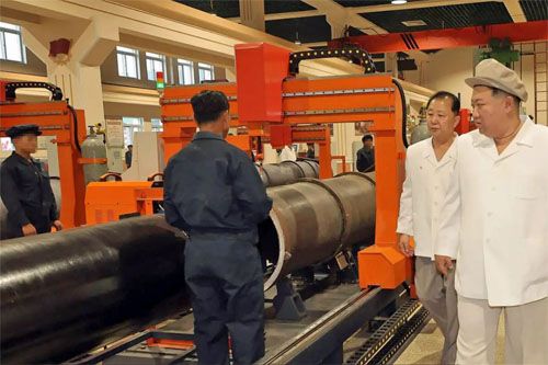 Podczas wizyty w wytwórni silników do pocisków samosterujących i bezzałogowców Kim Dzong Un wezwał do stałego zwiększania ich osiągów i niezawodności oraz szybkiego zwiększania mocy produkcyjnych / Zdjęcie: KCNA