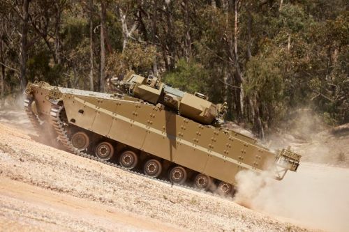 Opancerzenie australijskiej wersji Redbacka ma zapewniać bezpieczeństwo wobec min, amunicji kinetycznej i amunicji atakującej od góry  / Zdjęcie: Plasan