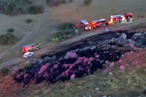 Fragment ziemi wypalonej w wyniku pożaru wywołanego upadkiem śmigłowca Bell 407 po zderzeniu w powietrzu / Zdjęcie: KCAL News