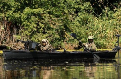 Kajak Poloz-M16 jest uzbrojony w 40-mm granatnik automatyczny UAG-40 a jego napęd stanowi silnik elektryczny lub opcjonalnie wiosła / Zdjęcie: ArmyInform