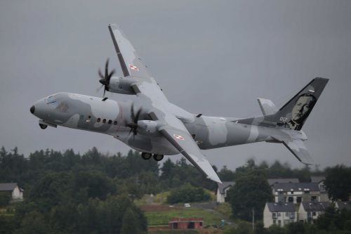 Okolicznościowe malowanie samolotu CASA C-295M z nr takt. 017 zrealizowano w hangarze 8. Krakowskiej Bazy Lotnictwa Transportowego w Balicach między 3 a 6 sierpnia br., w ciągu 108 rbh, zużywając na nie 8 l farby. Samolot w okolicznościowym malowaniu ma zostać po raz pierwszy zaprezentowany publicznie w powietrzu podczas defilady z okazji święta Wojska Polskiego / Zdjęcia: Marcin Sigmund