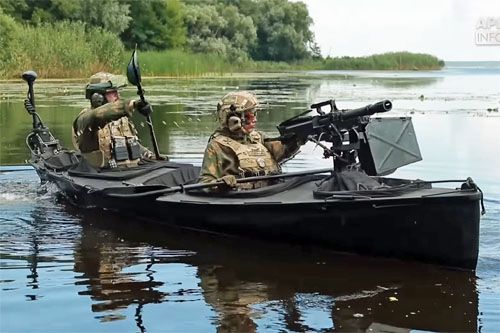 W podstawowej wersji ukraiński kajak bojowy Połoz-M16 obsadza dwóch żołnierzy. Jako uzbrojenie pokładowe mają oni do dyspozycji automatyczny granatnik UAG-40 / Zdjęcie: mil.in.ua