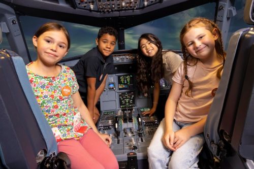 Bezpłatna Summer Flight School z jednej strony ma zapewnić dzieciom doświadczenia łączące zabawę, edukację i zajęcia praktyczne oraz zainspirować je do pracy w lotnictwie, a z drugiej ma być ofertą dla 87% brytyjskich rodziców, którzy twierdzą, że mają trudności ze znalezieniem tanich lub bezpłatnych zajęć dla dzieci w czasie wakacji / Zdjęcie: easyJet
