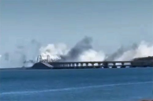 W czasie, gdy do Mostu Krymskiego zbliżały się ukraińskie pociski, jego ochrona postawiła zasłonę dymną / Zdjęcie: via YouTube