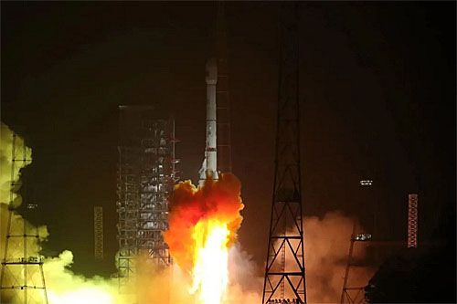 Rakieta nośna CZ-3B startuje z ośrodka kosmicznego Xichang z satelitą rozpoznania radarowego Ludi Tance-4 / Zdjęcie: CASC