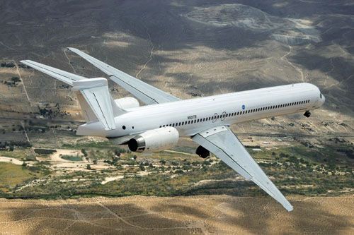 Samolot MD-90, który ma być przebudowany na eksperymentalny X-66A, leci do zakładu Boeinga w Palmdale / Zdjęcie: NASA
