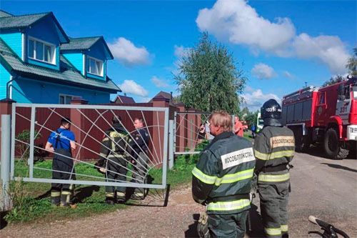 Szczątki jednego z ukraińskich bsl spadły na domek ogrodowy w Dorożniku w rejonie istrińskim w obwodzie moskiewskim. Dwie osoby zostały ranne / Zdjęcie: kanał Telegram