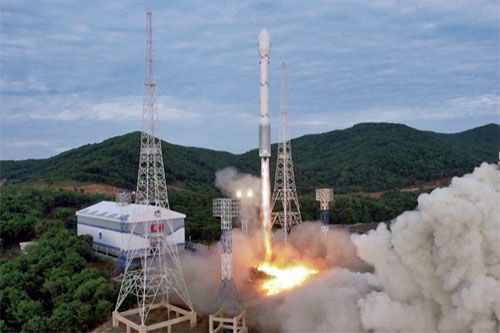 Rakieta nośna Chollima-1 z satelitą Malligyong-1 startuje z wyrzutni w Tongchang-ri w prowincji Pyongan Północny w KRLD / Zdjęcie: X (d. Twitter)