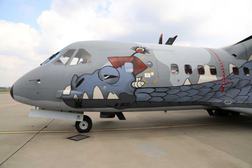 Malowanie samolotu C-295M o nr takt.  012 zrealizowano w hangarze 8. BLTr. w Balicach między 17 a 22 sierpnia br., zużywając na nie około 50 l farby / Zdjęcia: Marcin Sigmund