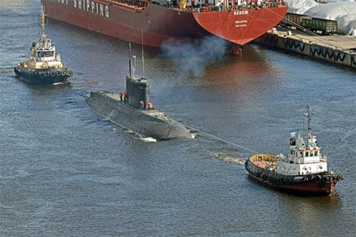 Okręt podwodny z napędem diesel-elektrycznym B-608 Możajsk proj. 06363 wychodzi na próby fabryczne / Zdjęcie: OSK