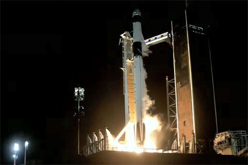 Rakieta nośna Falcon 9 z kapsułą załogową Crew Dragon startuje z Cape Canaveral / Zdjęcie: NASA