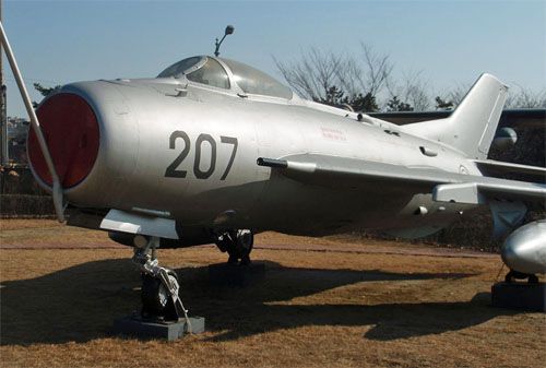 Wycofany z użycia MiG-19, który należał do wojsk lotniczych KRLD, na zdjęciu z 1983. Teraz stary myśliwiec może zostać przebudowany na bojowy bezzałogowiec / Zdjęcie: Wikimedia Commons
