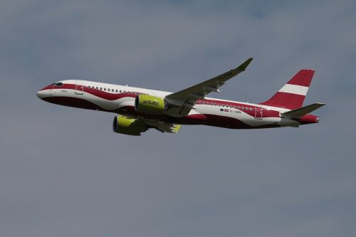 80-minutowe loty na trasie Wilno – Kraków mają być wykonywane przez należące do Air Baltic A220-300, skonfigurowane do przewozu 145 pasażerów / Zdjęcie: Marcin Sigmund