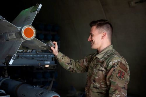Wśród dostarczanego Ukrainie uzbrojenia znajdą się pociski przeciwlotnicze AIM-9M / Zdjęcie: USAF