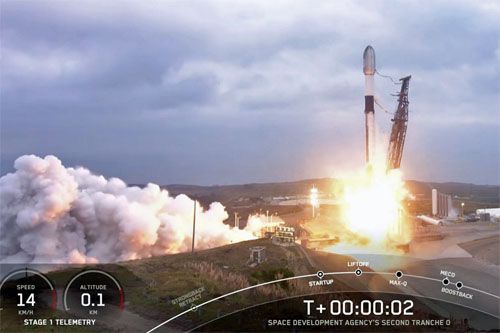Rakieta nośna SpaceX Falcon 9 startuje z satelitami SDA / Zdjęcie: SpaceX