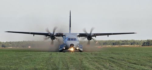 Starty i lądowania na nieutwardzonych drogach startowych ćwiczono na ternie lotniska 33. Bazy Lotnictwa Transportowego w Powidzu / Zdjęcia: 8. Krakowska BLTr.