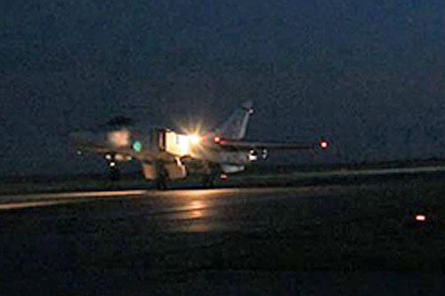 Bombowiec frontowy o zmiennym skosie skrzydeł Su-24M startuje do nocnego lotu szkolno-treningowego z lotniska pod Wołgogradem / Zdjęcie: MO FR