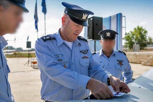 Dowódca izraelskich wojsk lotniczych, Major General Tomer Bar, nakleja na skrzydle bsl Nitzotz oznaczenie formacji / Zdjęcie: IDF