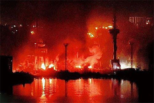 Pożar stoczni remontowej w Sewastopolu wywołany atakiem ukraińskich pocisków samosterujących / Zdjęcie: kanał Telegram