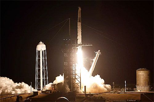 Rakieta nośna SpaceX Falcon 9 z satelitami Starlink Group 7-2 startuje z wyrzutni w bazie Vandenberg w Kalifornii / Zdjęcie: SpaceX