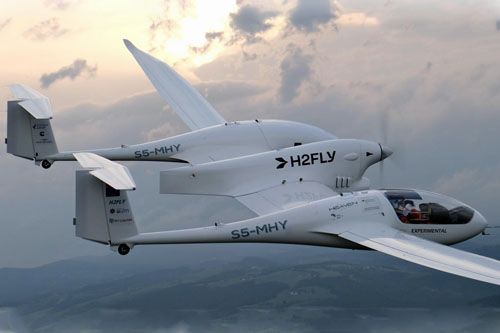 Samolot HY4 z silnikiem elektrycznym zasilanym wodorowymi ogniwami paliwowymi w locie testowym / Zdjęcie: H2Fly