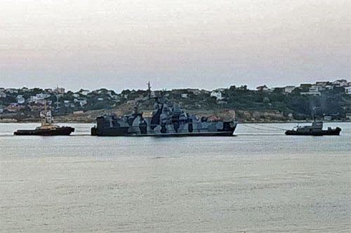 Uszkodzony przez ukraiński bezzałogowiec bojowy mały rosyjski okręt rakietowy Samum holowany do portu w Sewastopolu / Zdjęcie: kanał Telegram