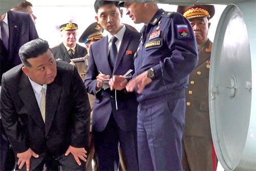 Kim Dzong Un podczas zwiedzania bazy lotniczej w Kniewiczi / Zdjęcie: MO FR