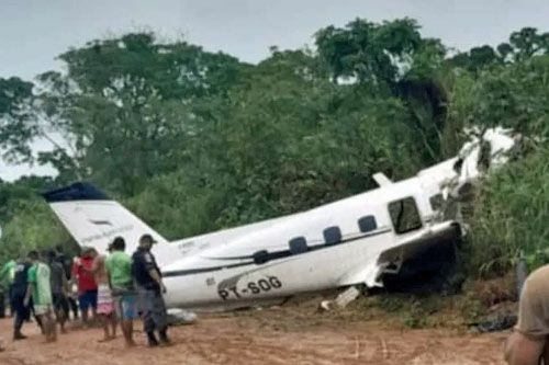 Wrak samolotu Embraer Bandeirante, który rozbił się podczas lądowania na lotnisku Barcelos w Amazonii. W katastrofie zginęło 14 osób / Zdjęcie: via Globo