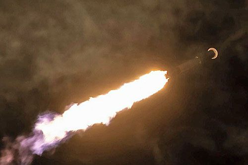 Rakieta nośna Falcon 9 startuje z 22 satelitami konstelacji Starlink 2. generacji / Zdjęcie: SpaceX
