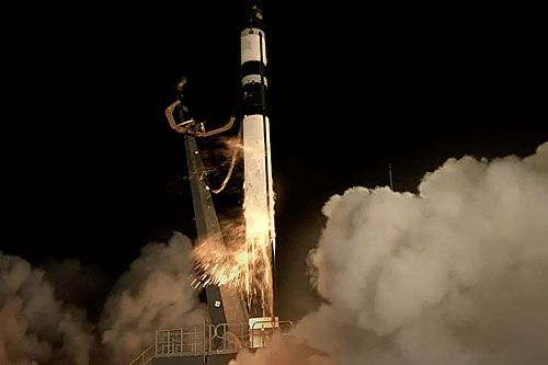 Rakieta nośna Rocket Lab Electron startuje do misji z satelitą Acadia z radarem z syntetyczną aperturą. Lot zakończył się niepowodzeniem z powodu awarii drugiego stopnia rakiety / Zdjęcie: Rocket Lab