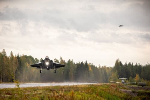 Para norweskich F-35A wylądowała na DOL na autostradzie w pobliżu Tervo po ćwiczeniach przeprowadzonych z fińskimi F/A-18 / Zdjęcie: Forsvaret