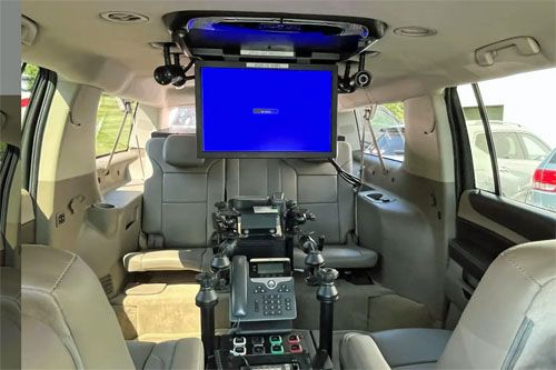 Wnętrze pojazdu dowodzenia Chevy Suburban. Widoczne m.in. liczne systemy komunikacji i ekrany do przedstawiania sytuacji oraz kamery do prowadzenia wideokonferencji / Zdjęcie: AMT