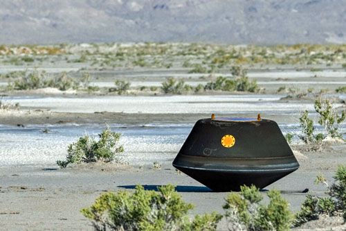Kapsuła OSIRIS-REx po wylądowaniu na pustyni w Utah, 24 września 2023 / Zdjęcie: NASA – Keegan Barber