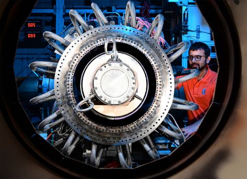 Testy zasilanej wodorem pierścieniowej komory spalania silnika Pearl 700 były prowadzone w DLR w Kolonii. Kontrolowanie procesu spalania jest jednym z kluczowych wyzwań technologicznych, których spełnienie pozwoli uczynić wodór użytecznym paliwem do napędu samolotów komunikacyjnych krótkiego zasięgu / Zdjęcia: easyJet