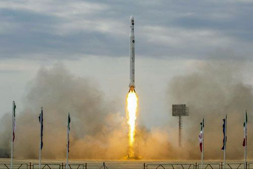 Rakieta nośna Qased startuje z satelitą rozpoznawczym Noor 3 z ośrodka kosmicznego w rejonie Shahrud / Zdjęcie: KSRI