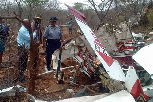 Wrak samolotu Cessna 206, który rozbił się dziś rano w Zimbabwe / Zdjęcie: The Herald