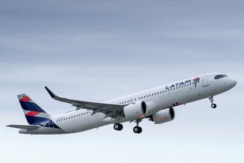 Pierwszy A321neo w barwach LATAM. Nowo dostarczony samolot odleciał z Hamburga do macierzystej bazy, korzystając w 49% ze zrównoważonego paliwa lotniczego (SAF) / Zdjęcie: Airbus 