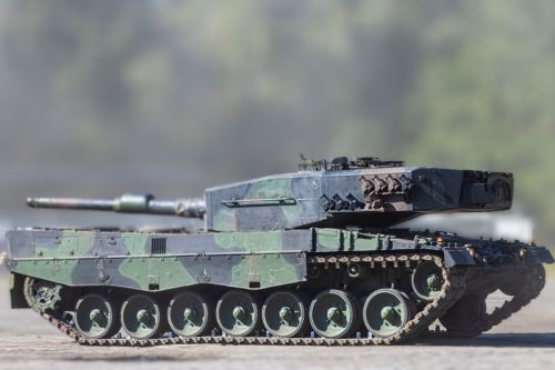 Kamuflaż pokazanego wyremontowanego Leoparda 2A4 sugeruje, że najprawdopodobniej służył on wcześniej w szwedzkich siłach zbrojnych jako Strv 121 / Zdjęcie: Bumar-Łabędy