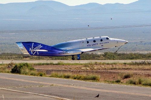 Pojazd VSS Unity ląduje po czwartej komercyjnej misji suborbitalnej na pasie Spaceport America / Zdjęcie: Virgin Galactic