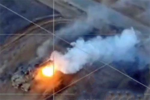 Płonący izraelski czołg podstawowy Merkava Mk4 trafiony pociskiem palestyńskiego Hamasu / Zdjęcie: via kanał Telegram