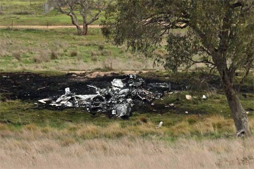 Całkowicie spalony wrak samolotu SR22, który rozbił się na padoku w Gundaroo w Australii / Zdjęcie: 9News