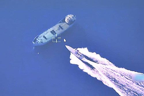 Statek-cel na chwilę przed trafieniem przez bojowy bezzałogowiec pływający Albatros / Zdjęcie: MO Turcji via X