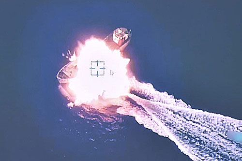 Statek-cel chwilę po wybuchu głowicy bojowej bezzałogowca Albatros / Zdjęcie: MO Turcji via X