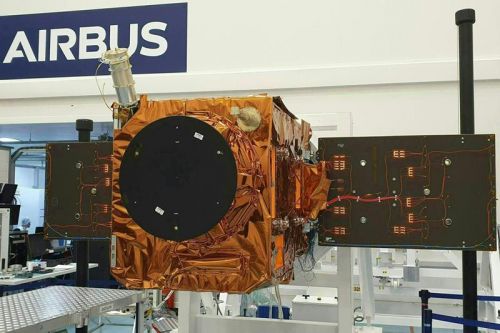 THEOS-2 przygotowywany do lotu w clean roomie Airbusa / Zdjęcie: Airbus