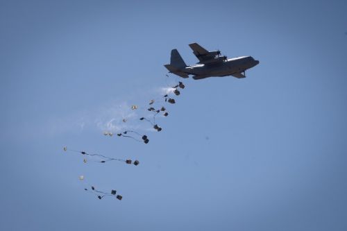 Moment desantowania ciężkich ładunków z C-130H Hercules / Zdjęcie: Ejército Argentino