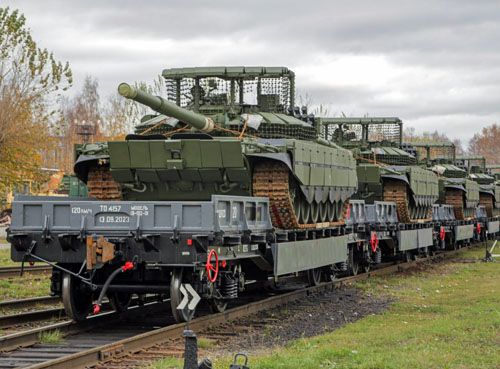 Partia czołgów T-90M Proryw i T-72B3M dostarczona w ostatnich dniach MO FR przez Uralwagonzawod. Wytwórnia podkreśla, że wozy były transportowane na nowych platformach kolejowych 13-192-01, także produkowanych przez UWZ / Zdjęcie: Rostiech