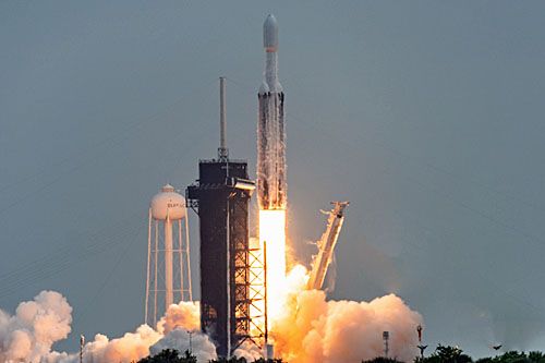Rakieta nośna SpaceX Heavy z sondą badawczą Psyche staruje z ośrodka na Florydzie, 13 października 2023 o 10:19 EDT / Zdjęcie: NASA