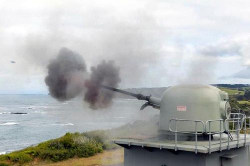 Wycofanie z eksploatacji lądowego stanowiska armaty Mk 75 wieńczy w australijskiej marynarce wojennej 64-letni okres eksploatacji systemów artyleryjskich kal. 76 mm / Zdjęcie: Royal Australian Navy