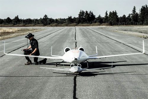 Porównanie wielkości demonstratorów technologii samolotów EcoJet Phase 1 i 2 / Zdjęcie: Bombardier